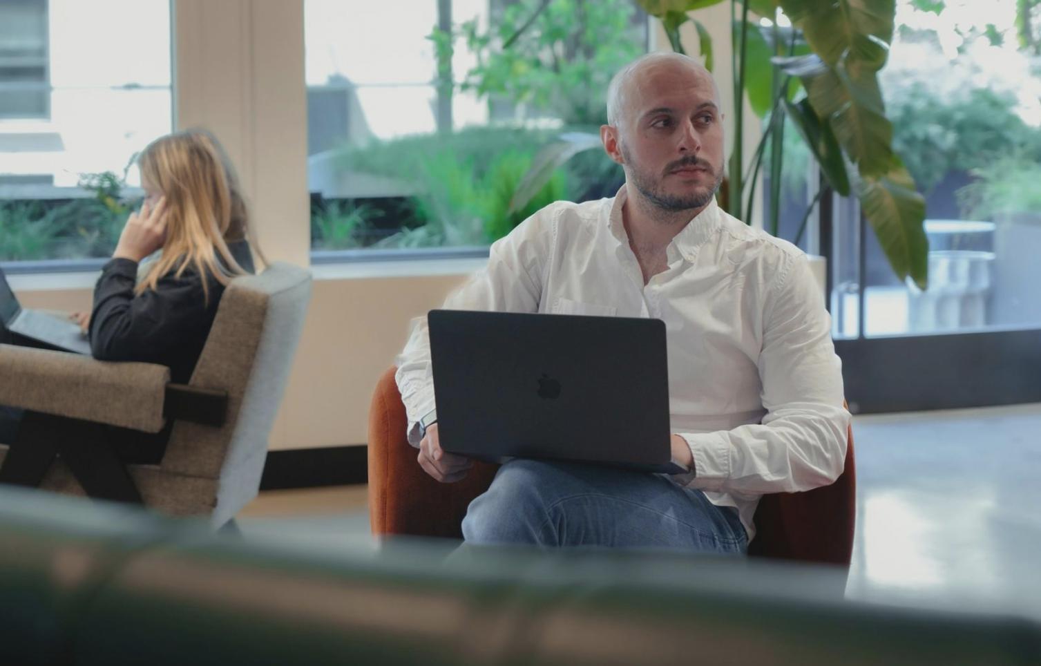 Equipo de thalyoriven trabajando en análisis financiero estratégico