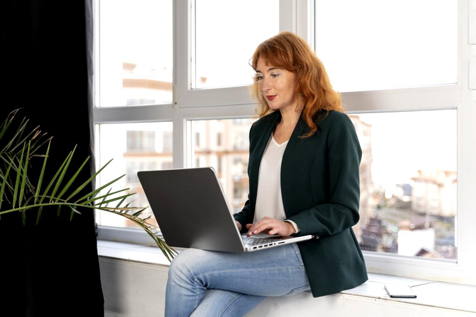 Equipo de trabajo analizando datos financieros y procesos empresariales en una sesión colaborativa